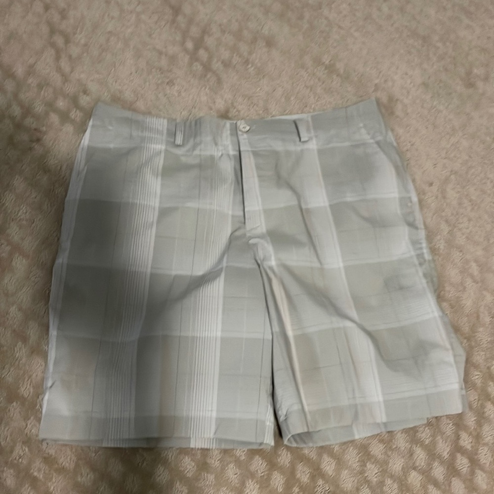 EUC UnderArmour flat front shorts